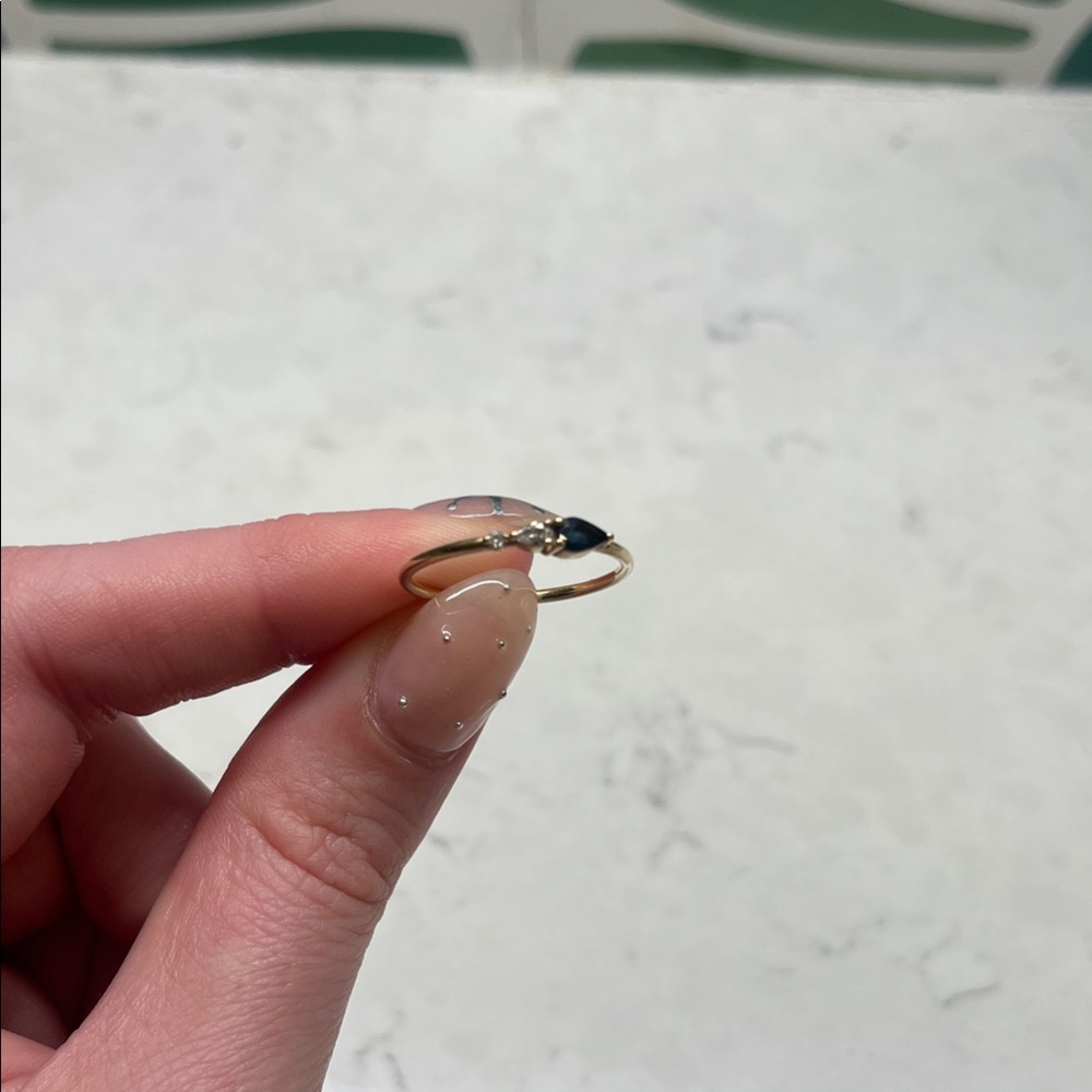 Elegant Gold and Black Women's Ring